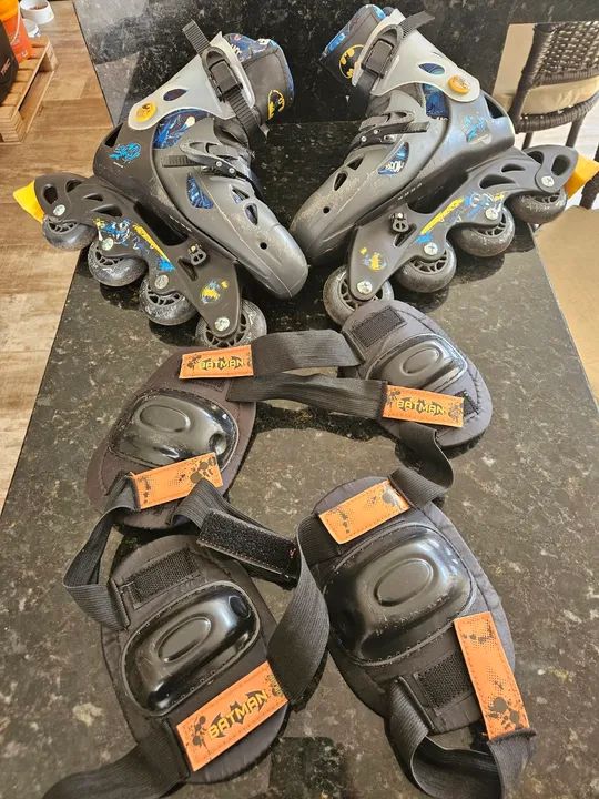 Patins infantil BATMAN, regulável 33 ao 36, com joelheiras e cotoveleiras..