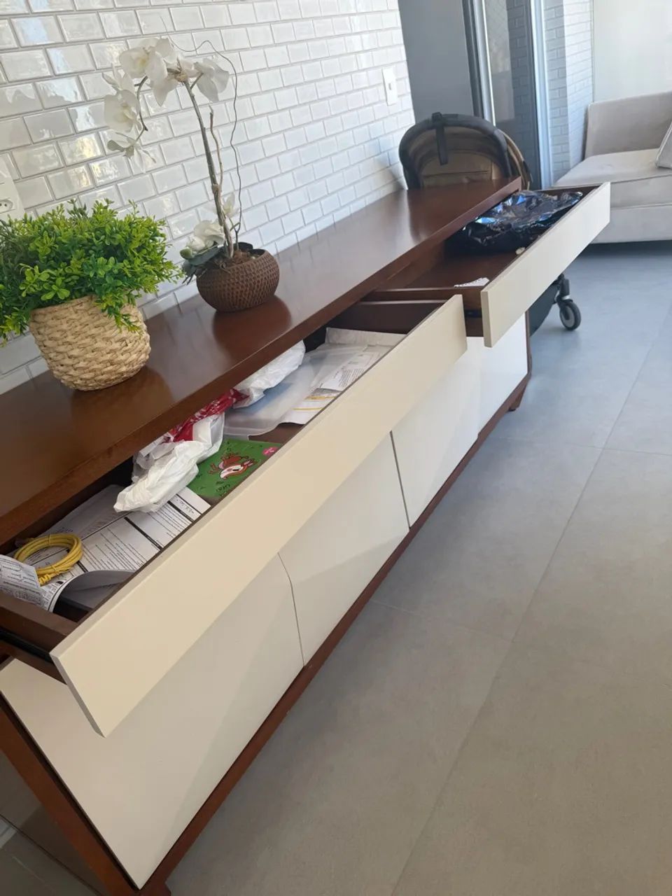 Aparador moderno com design elegante - Foto 3
