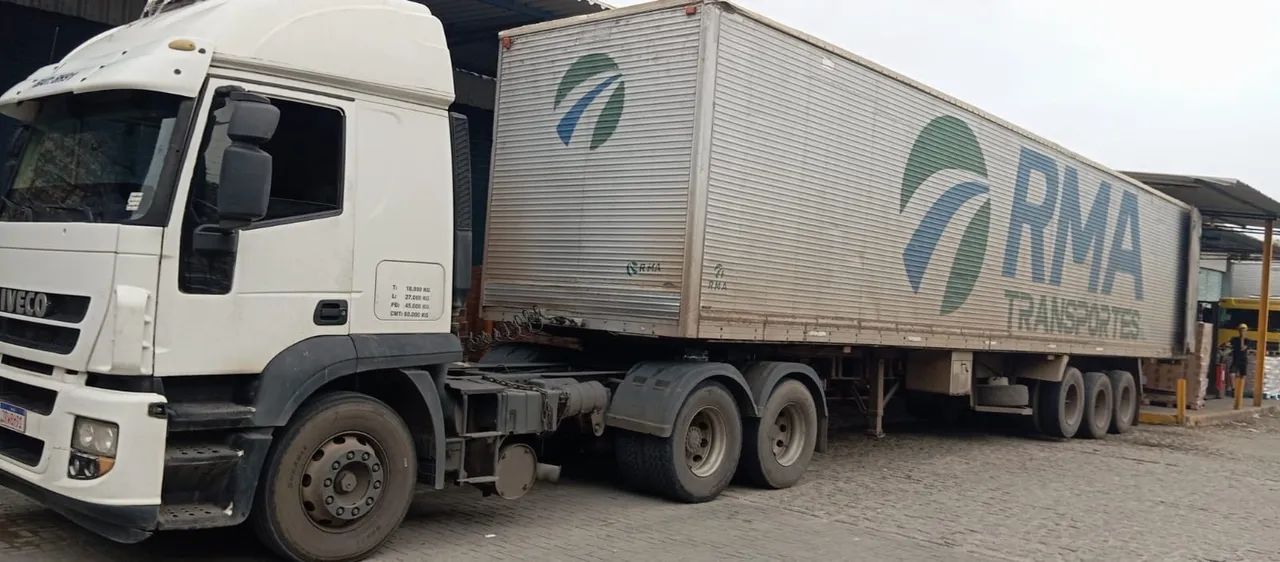 Caminhão Iveco baú 28 paletes 