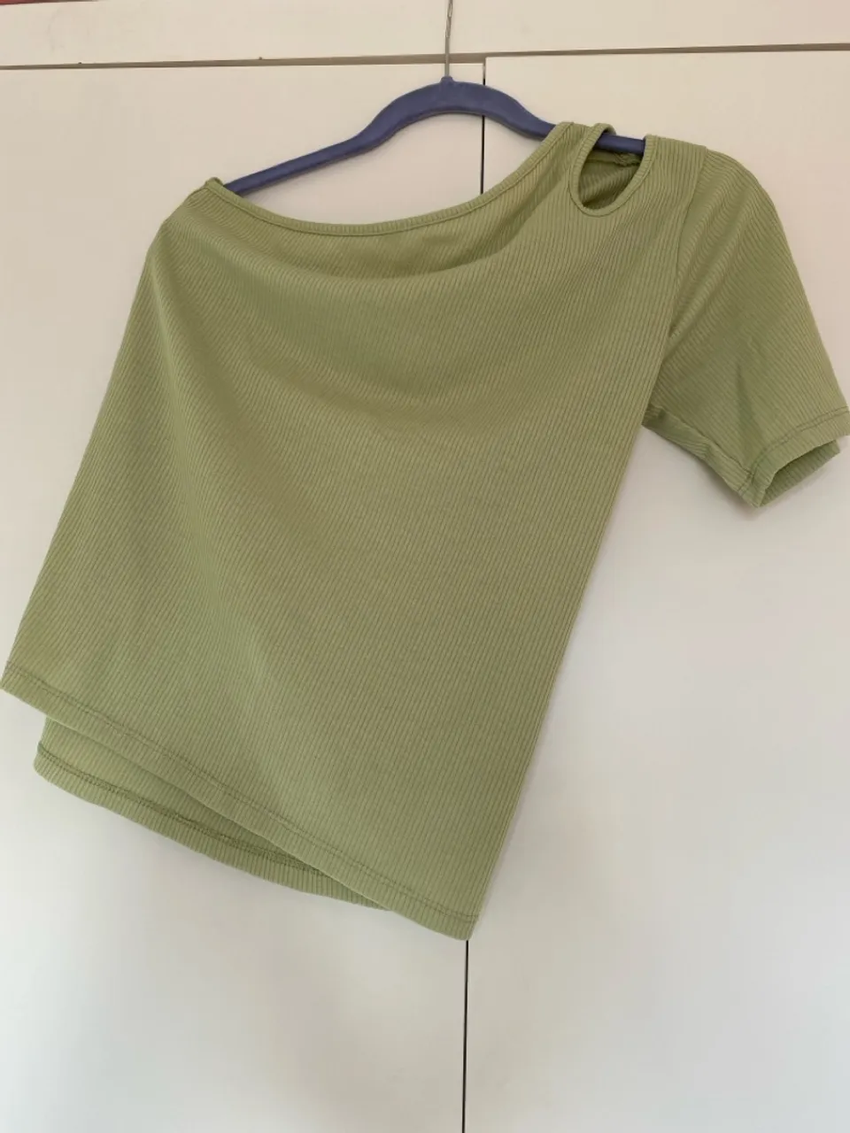 Blusa Verde com Detalhe no Ombro - Tendência!