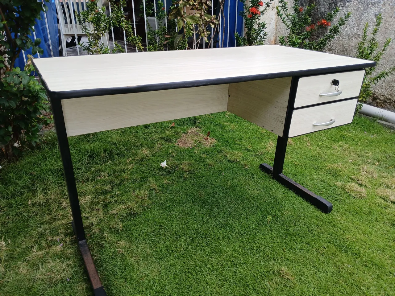 Escrivaninha com gavetas - Ideal para estudo ou trabalho