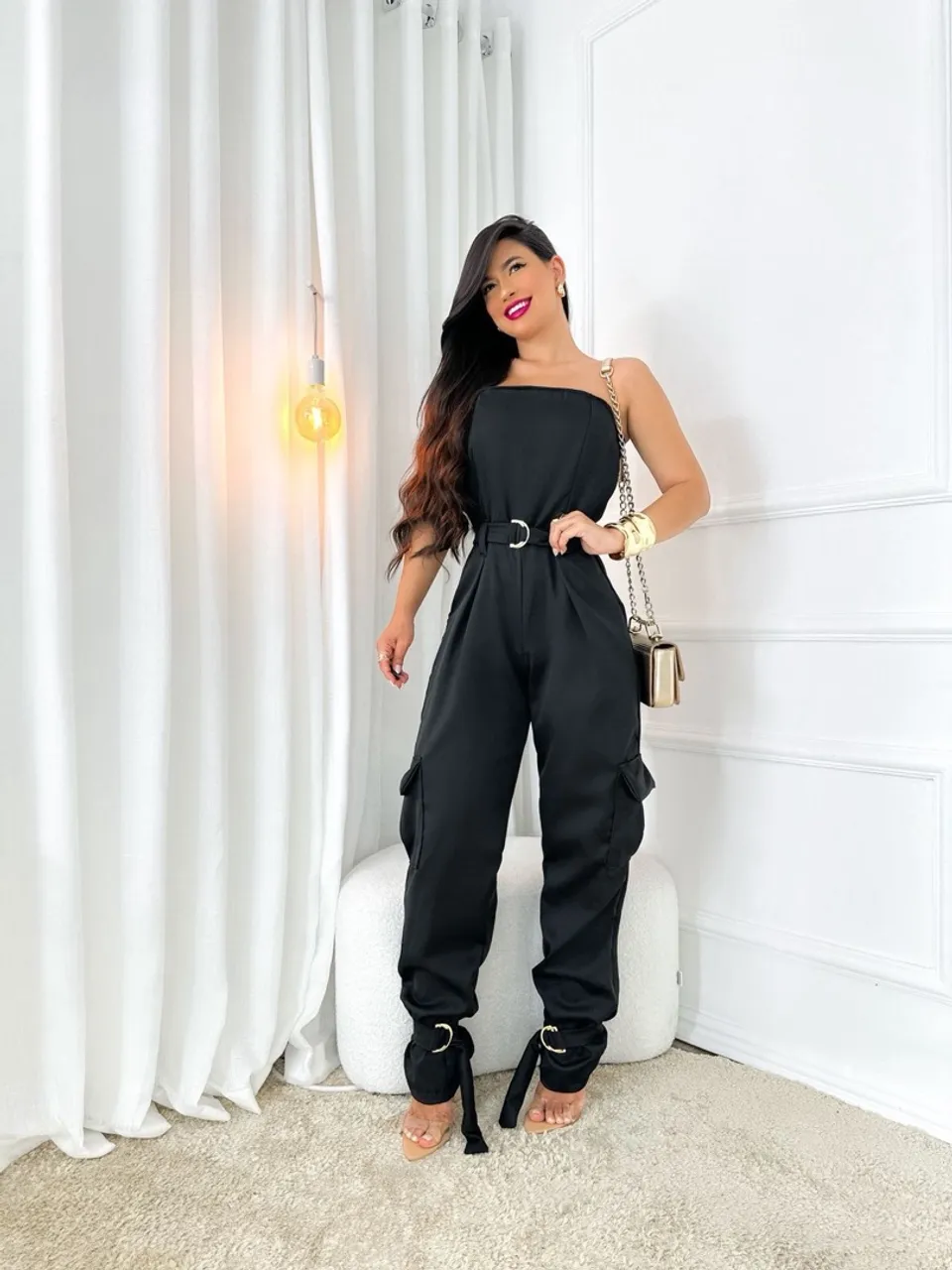 Macacão preto elegante com cinto e detalhes