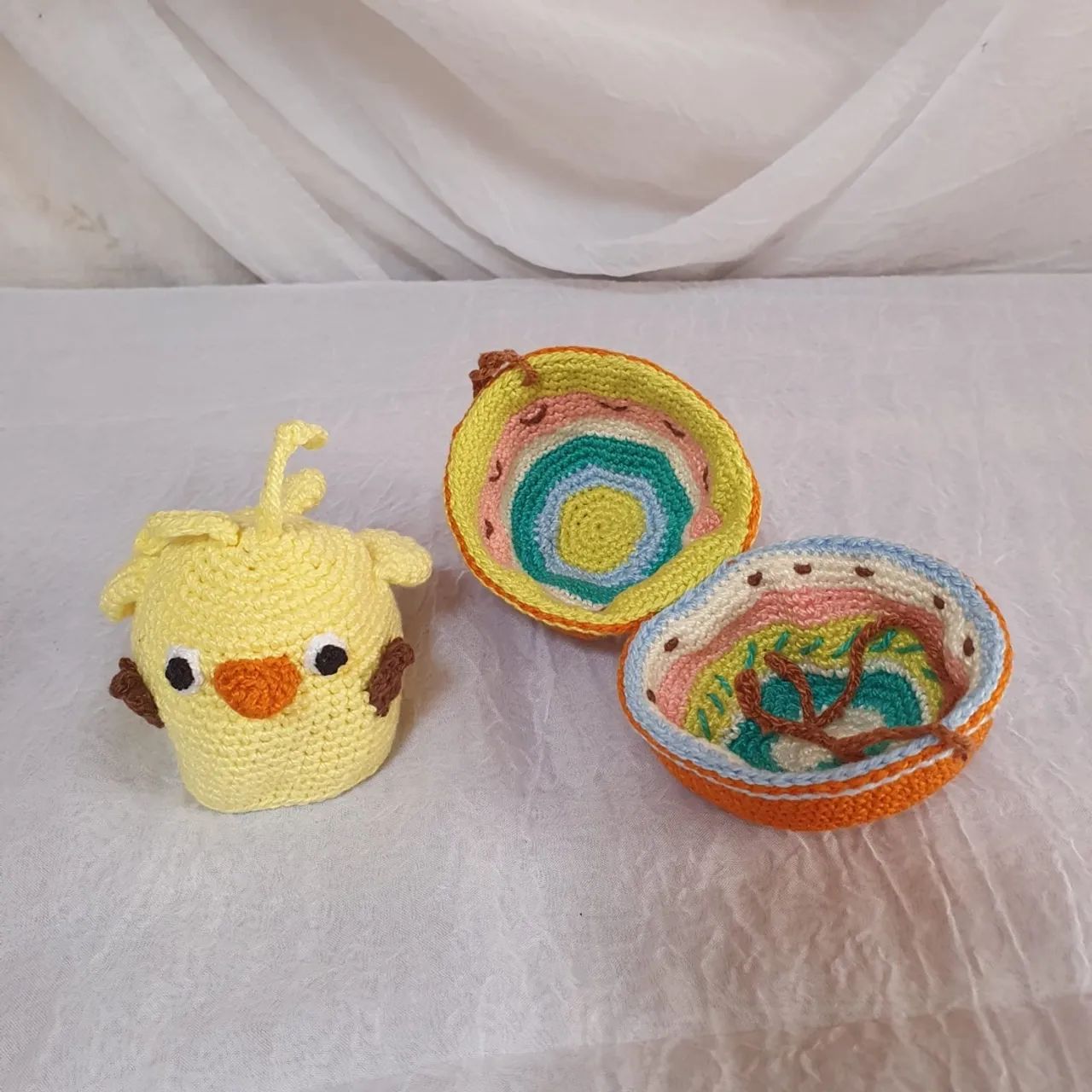 Ovo de crochê  com trás formação em coelho e pintinho  - Foto 2