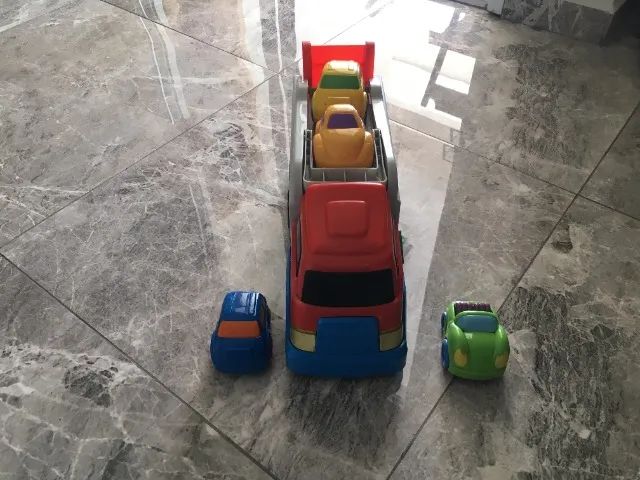 Caminhão com Carrinhos de Brinquedo - Foto 2