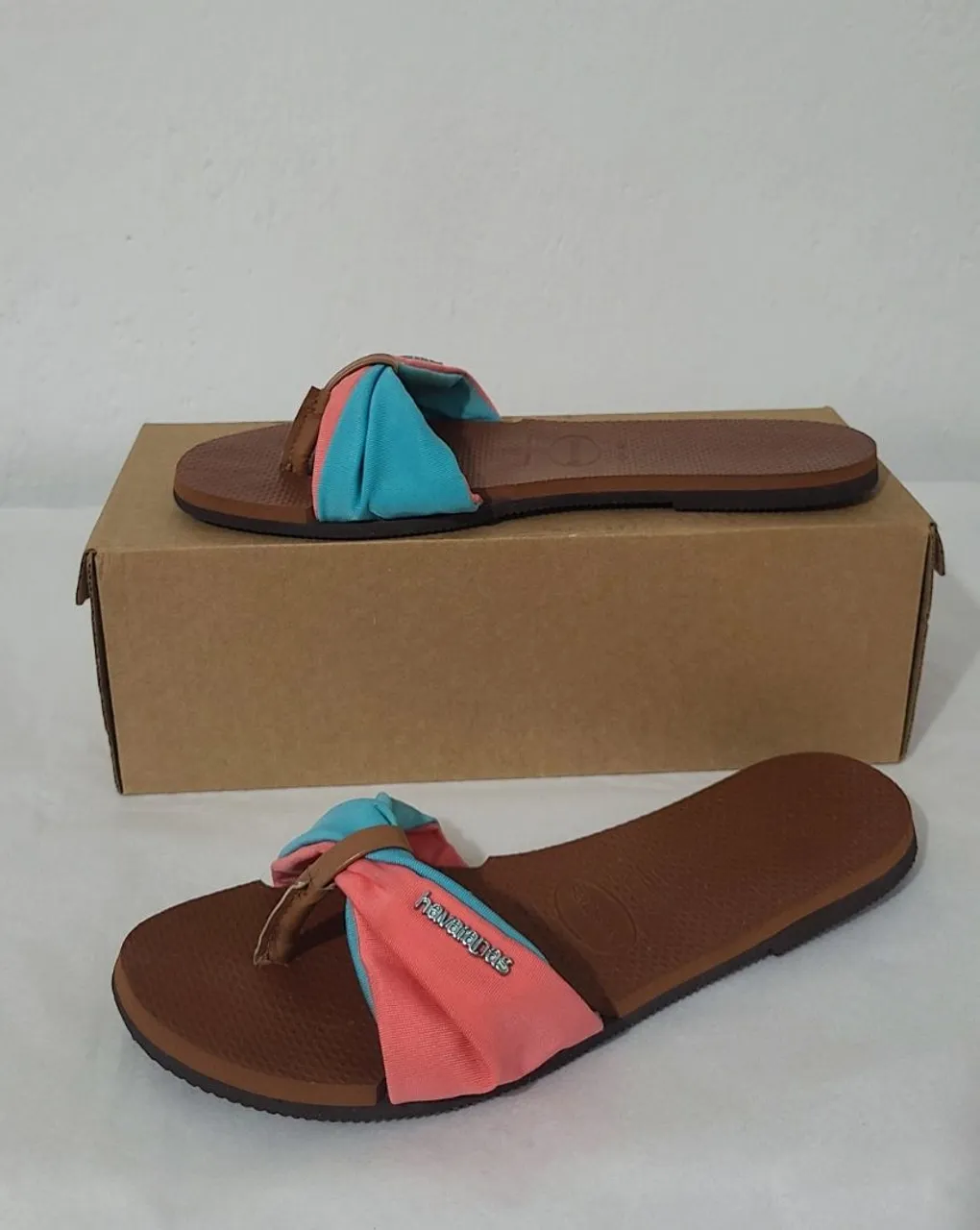 Sandália Havaianas feminina Marrom e Preta Nº 37/38, bonita, original, confortável, macia.