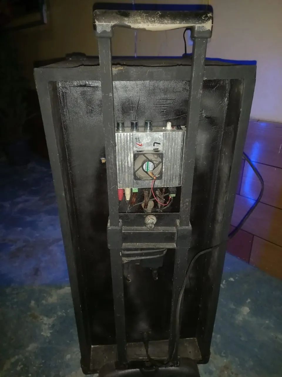 Caixa de som montada.64520764913410122