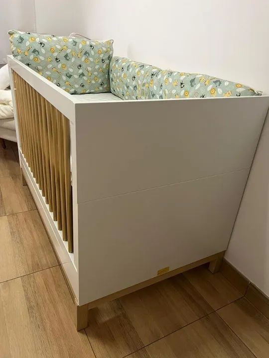 Berço Infantil Branco com Detalhes em Madeira - Foto 3