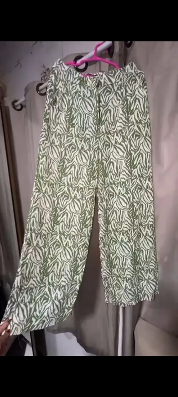 Calça feminina com estampa de zebra