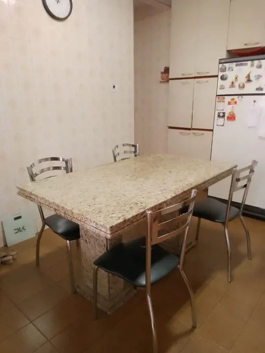 Mesa com tampo e pés de granito - usada - com 6 cadeiras - Foto 3