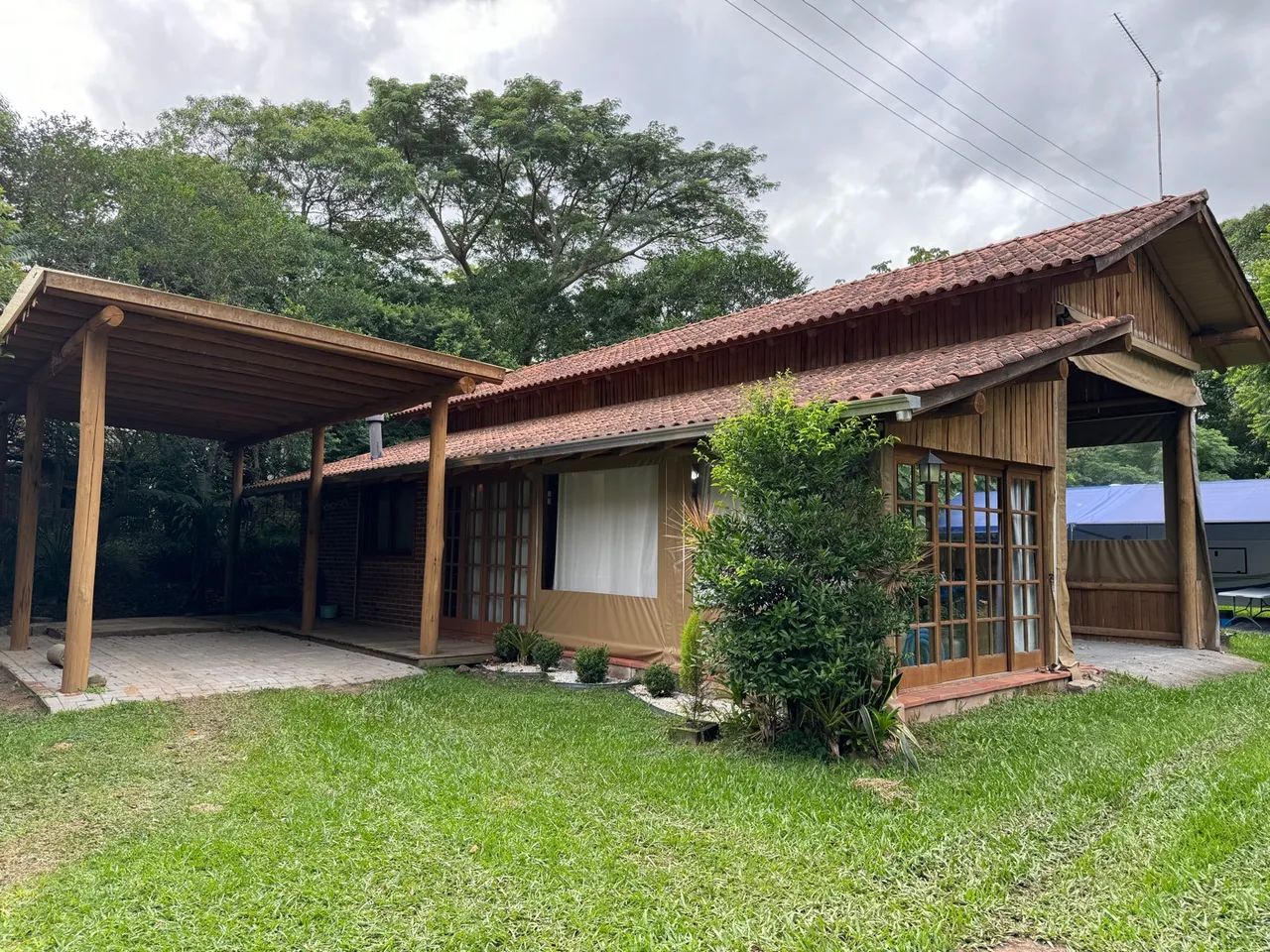 Cobertura camping da Pinguela  garagem  para motorhome 