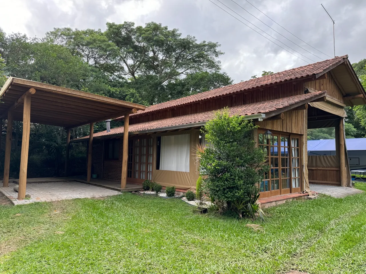 Cobertura camping da Pinguela garagem para motorhome