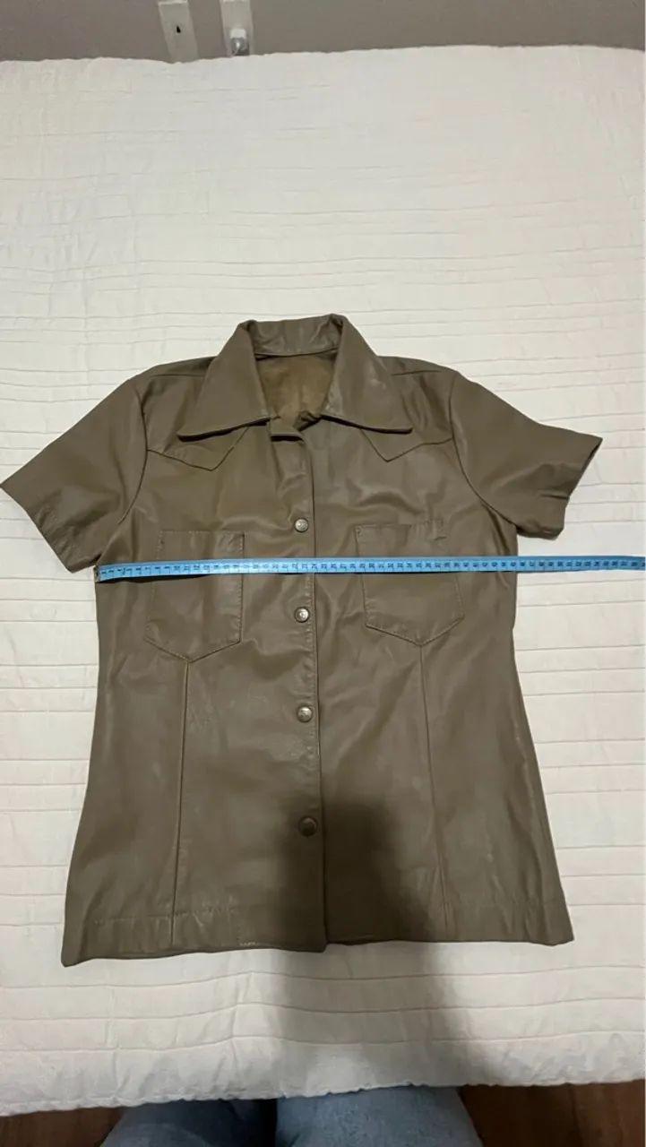 Camisa em couro legítimo, cor caqui escuro, tamanho M - Foto 2