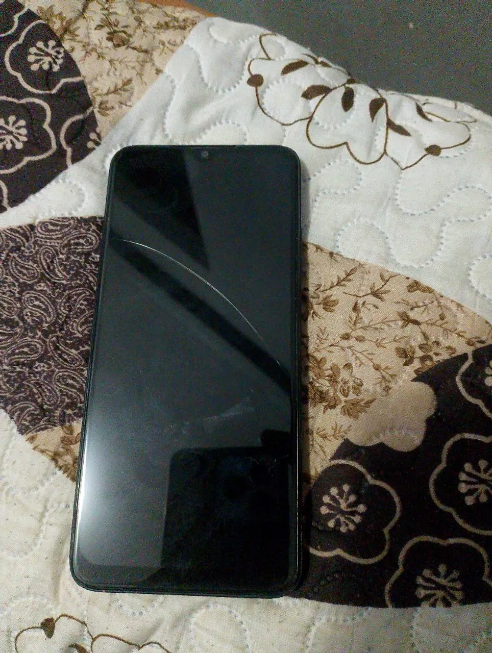 Vendo celular da infinixn com a película trincada