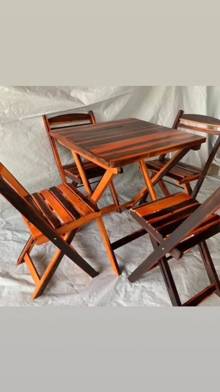 Conjunto de Mesa e 4 Cadeiras de Madeira Dobráveis