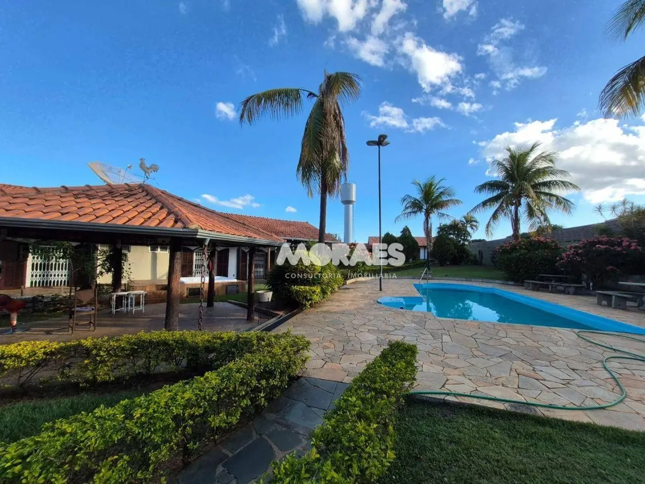 Casa em condomínio fechado com 5000 m² por R$ 8.000/mês - 3 suítes - 14 vagas de garagem -