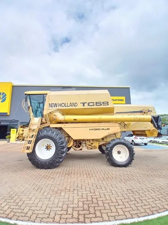 Colheitadeira New Holland TC59