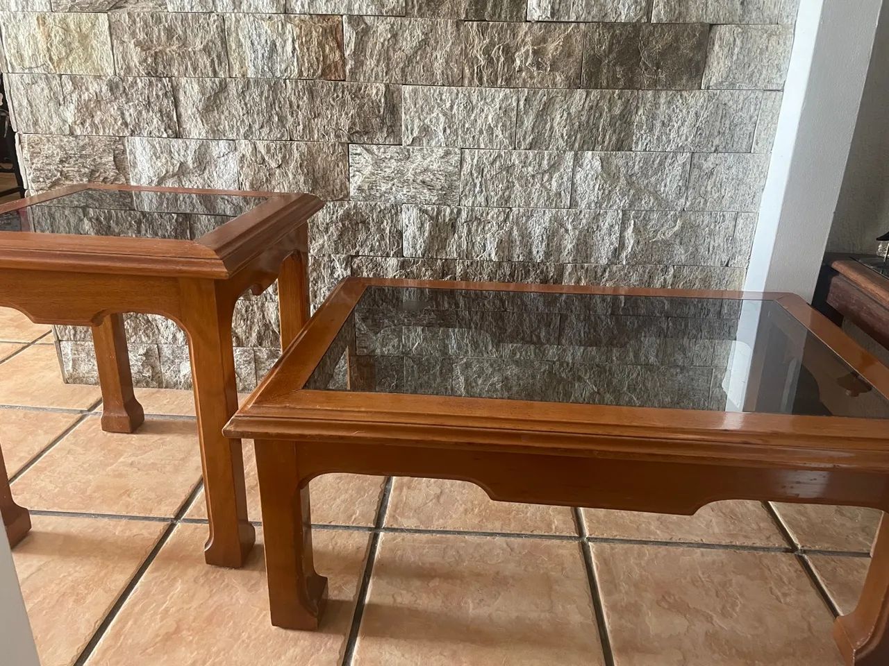 2 Mesas de Centro de Mogno, com detalhes, com Vidro - Foto 3