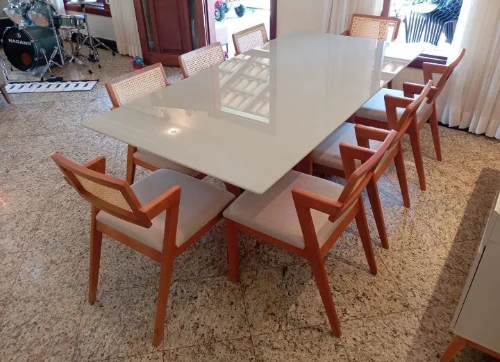 Mesa de Jantar tampo Vidro com 8 Cadeiras madeira maciça 