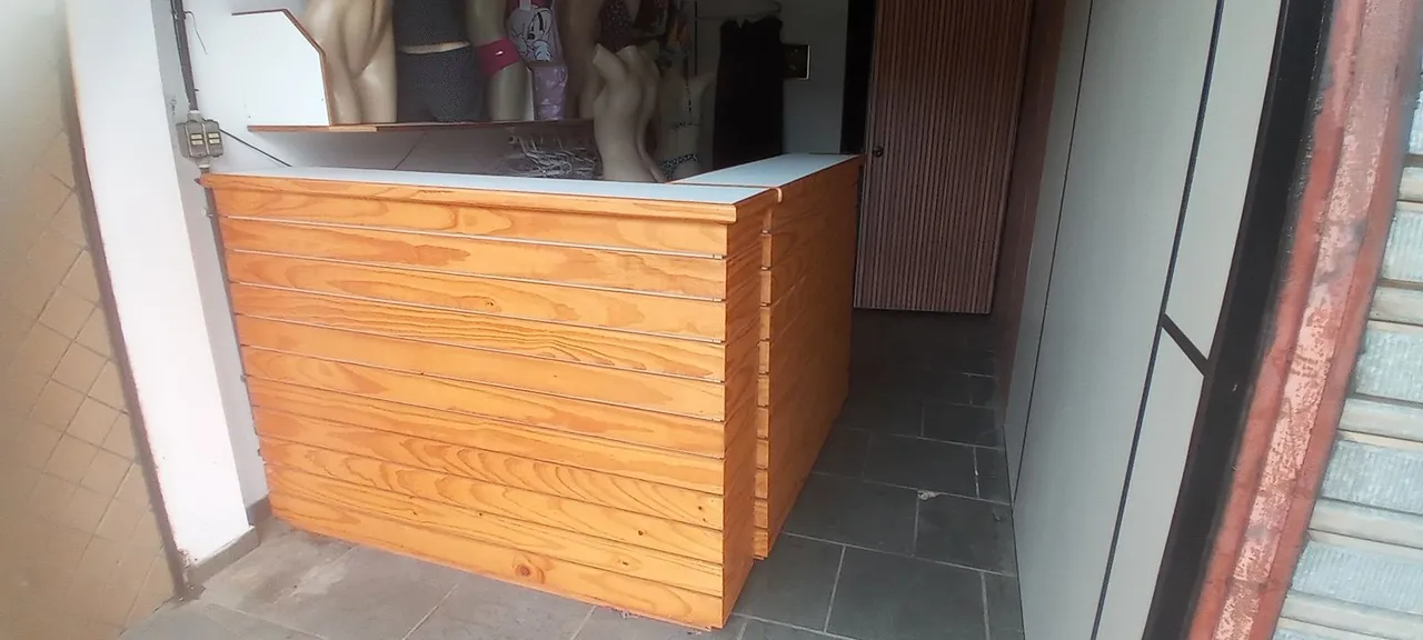 Móveis para Loja de roupas pronta para trabalhar móveis e manequins.
