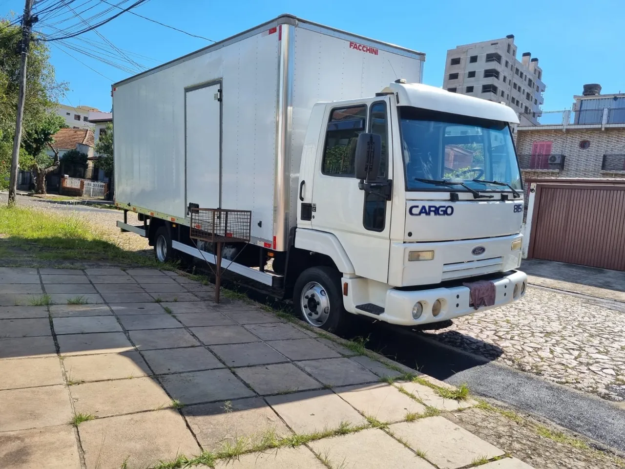 Ford Cargo 815 ano 2011 - Baú 6,20