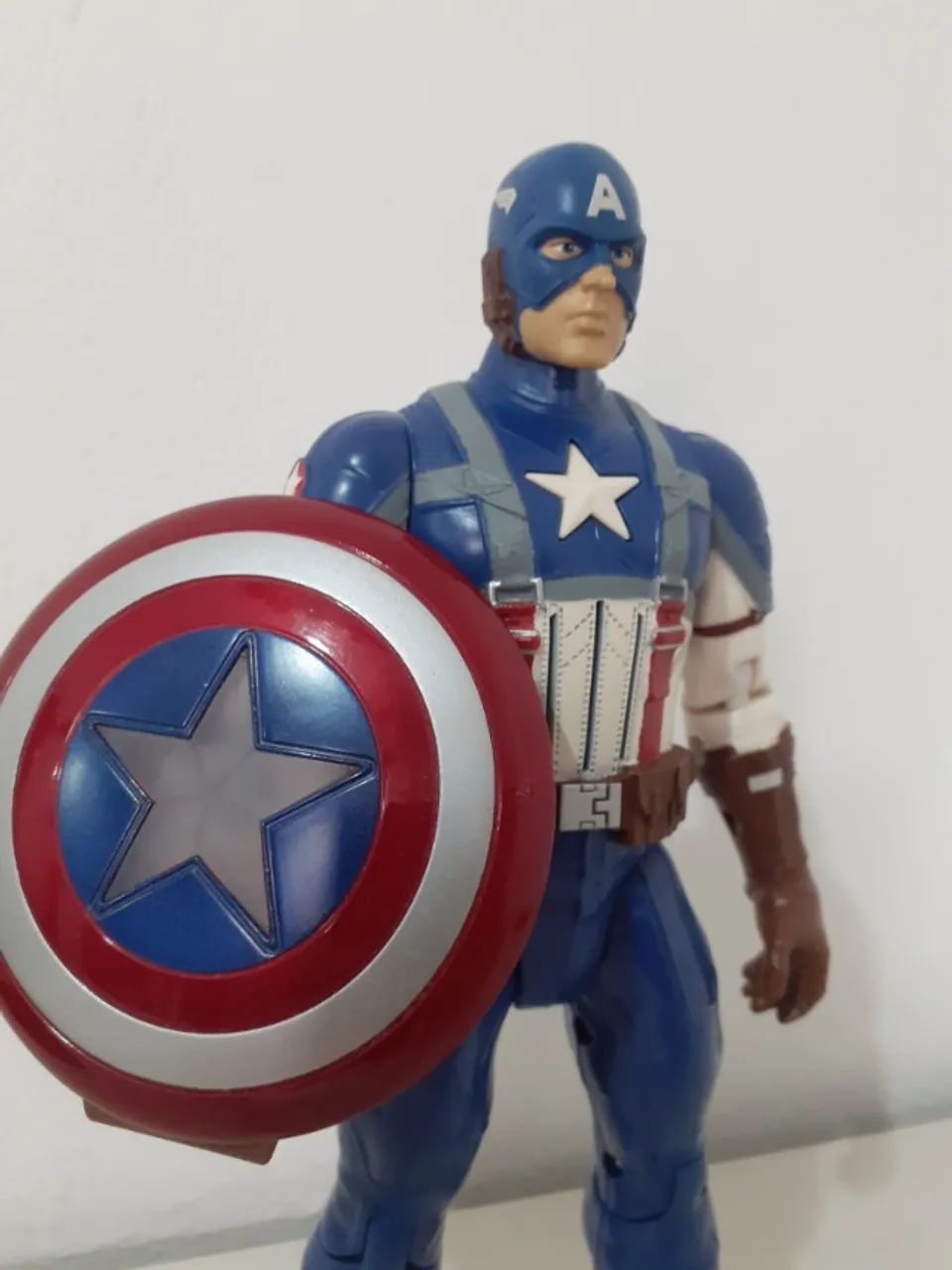 Boneco Capitão América 2011 Hasbro com 10 " com efeito de som e luz  R$ 120,00 - Foto 3