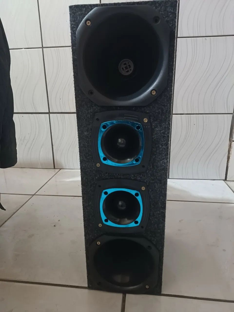 Caixa de som cornetas e tuíter 