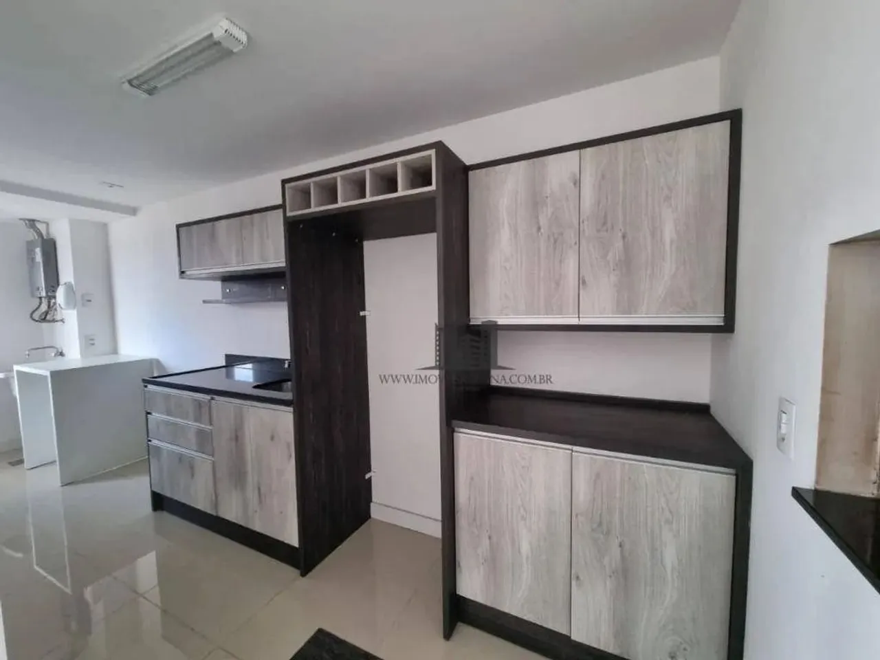 Apartamento semimobiliado de 02 dormitórios com sacada e 01 vaga/box duplo coberto no bair