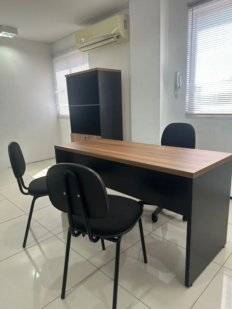 Conjunto de Móveis para Escritório - 2 Mesa, 1 Armário, 1 bebedouro e 5 Cadeiras