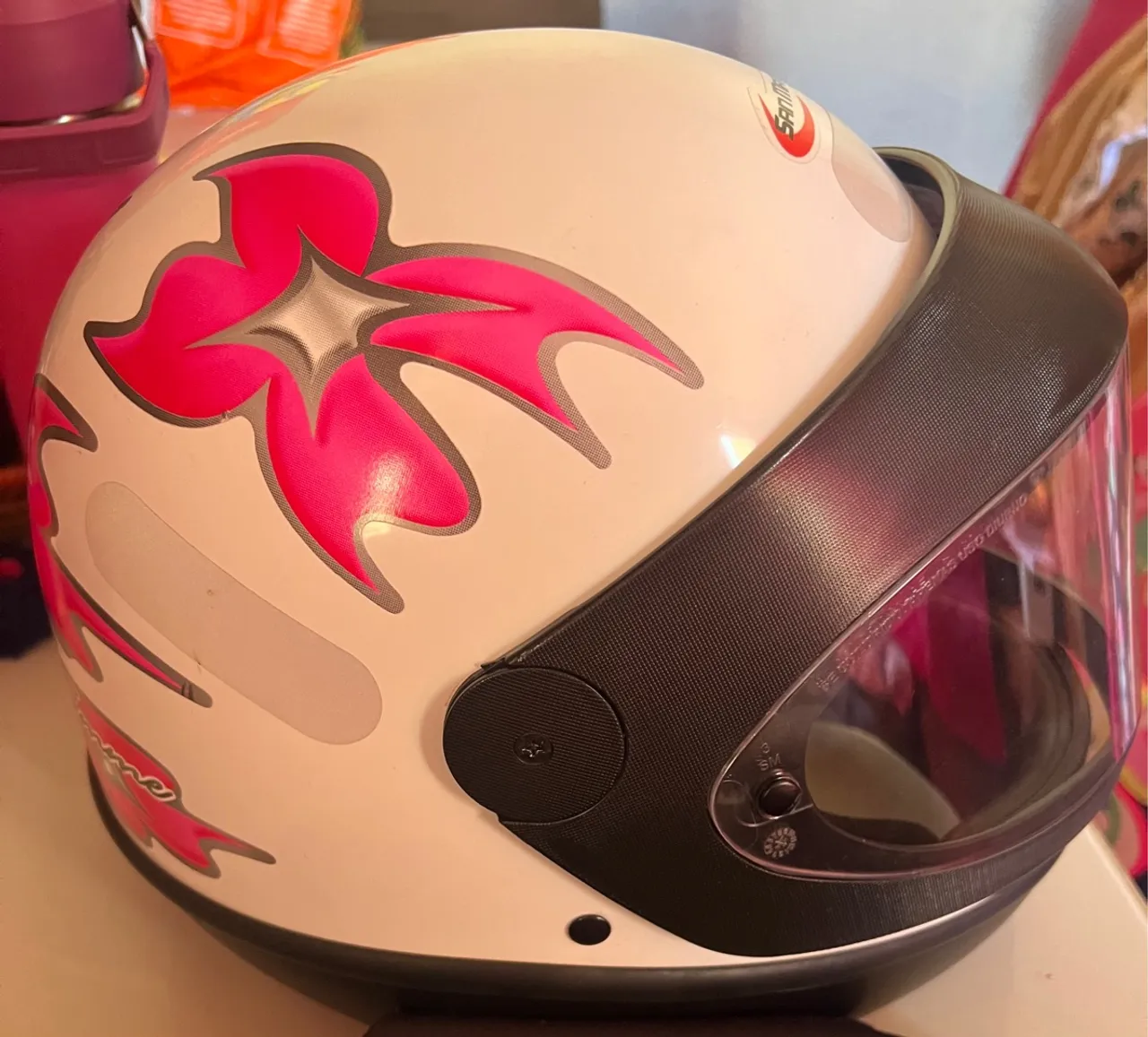 Capacete Rosa e Branco - Design Exclusivo