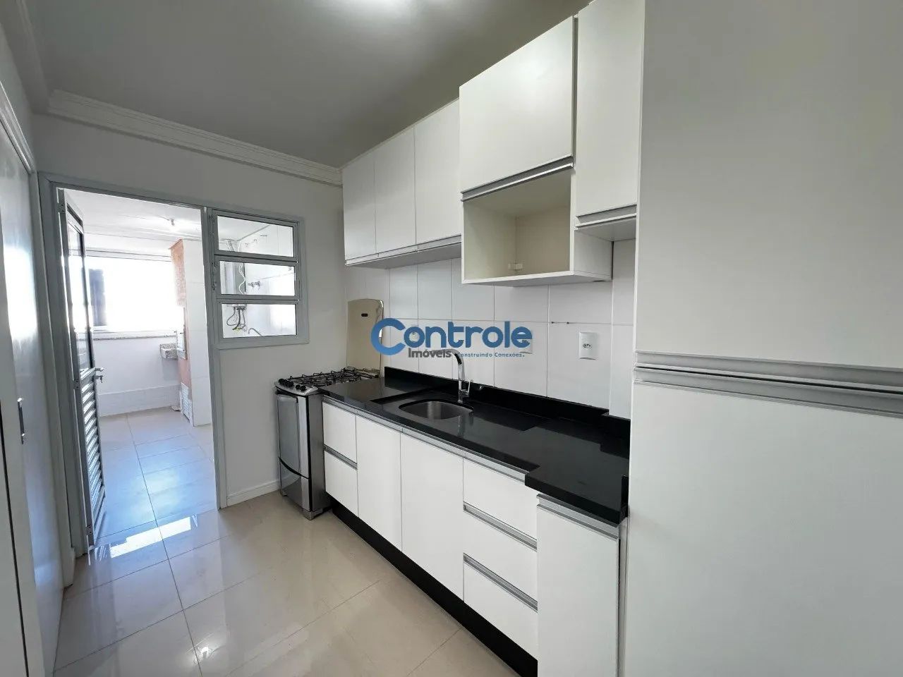 Apartamento com 02 dormitórios, sendo 01 suíte com 01 vaga livre e coberta