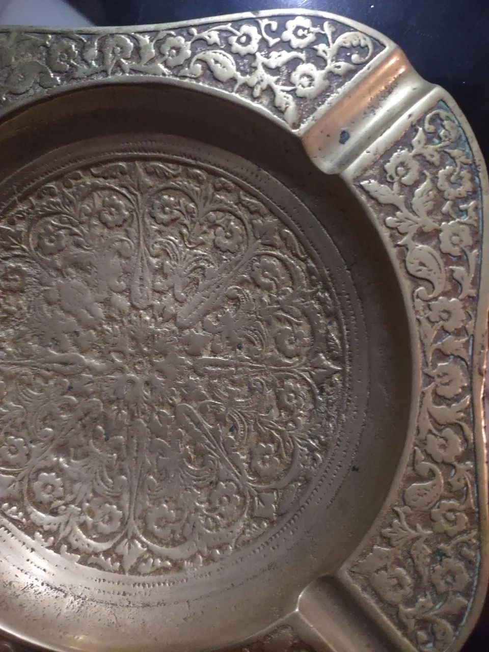 Cinzeiro de Metal com Detalhes em Relevo - Foto 3