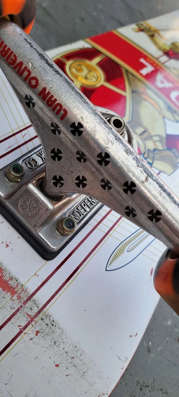 Skate Profissional truck Independent Luan Oliveira e rodas bones.