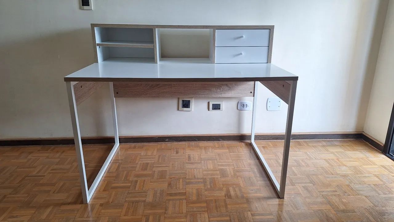 Mesa de Escritório Branca com Prateleira e Gavetas