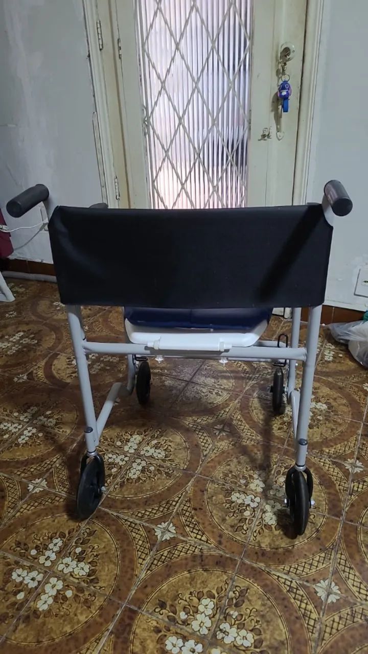 Cadeira de banho hospitalar com 4 rodas - Nova! - Foto 4