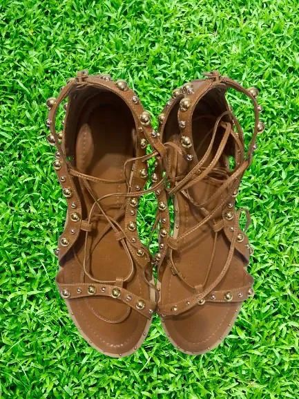 Sandália de couro marrom com detalhes em metal - Foto 4