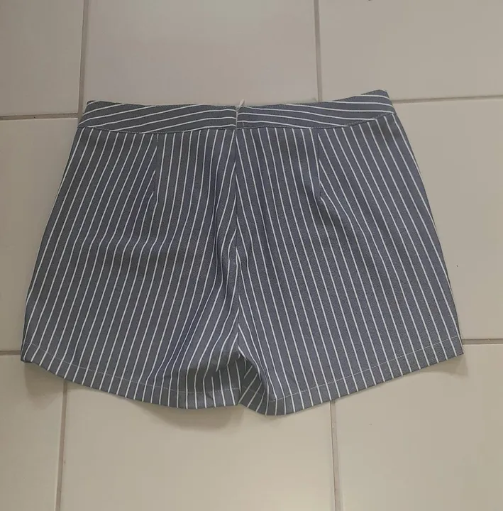 Short listrado azul e branco Tamanho M