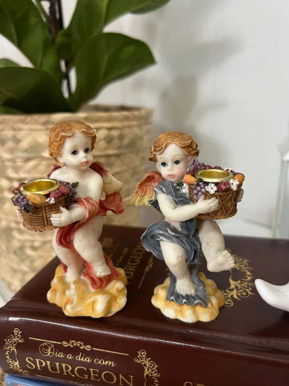 Par de Castiçais Anjos em Resina - Foto 4