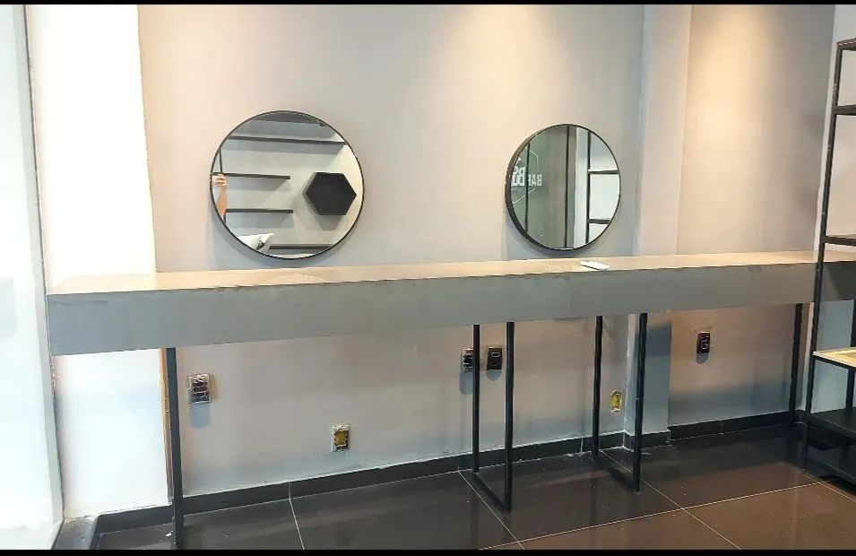 Mesa de Bancada em Pedra Cinza com Pernas Modelo Industrial