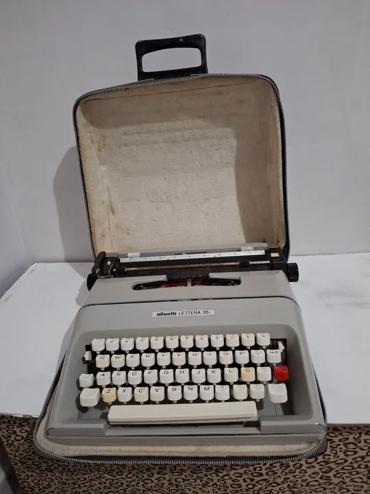 Máquina de escrever Olivetti Lettera 35