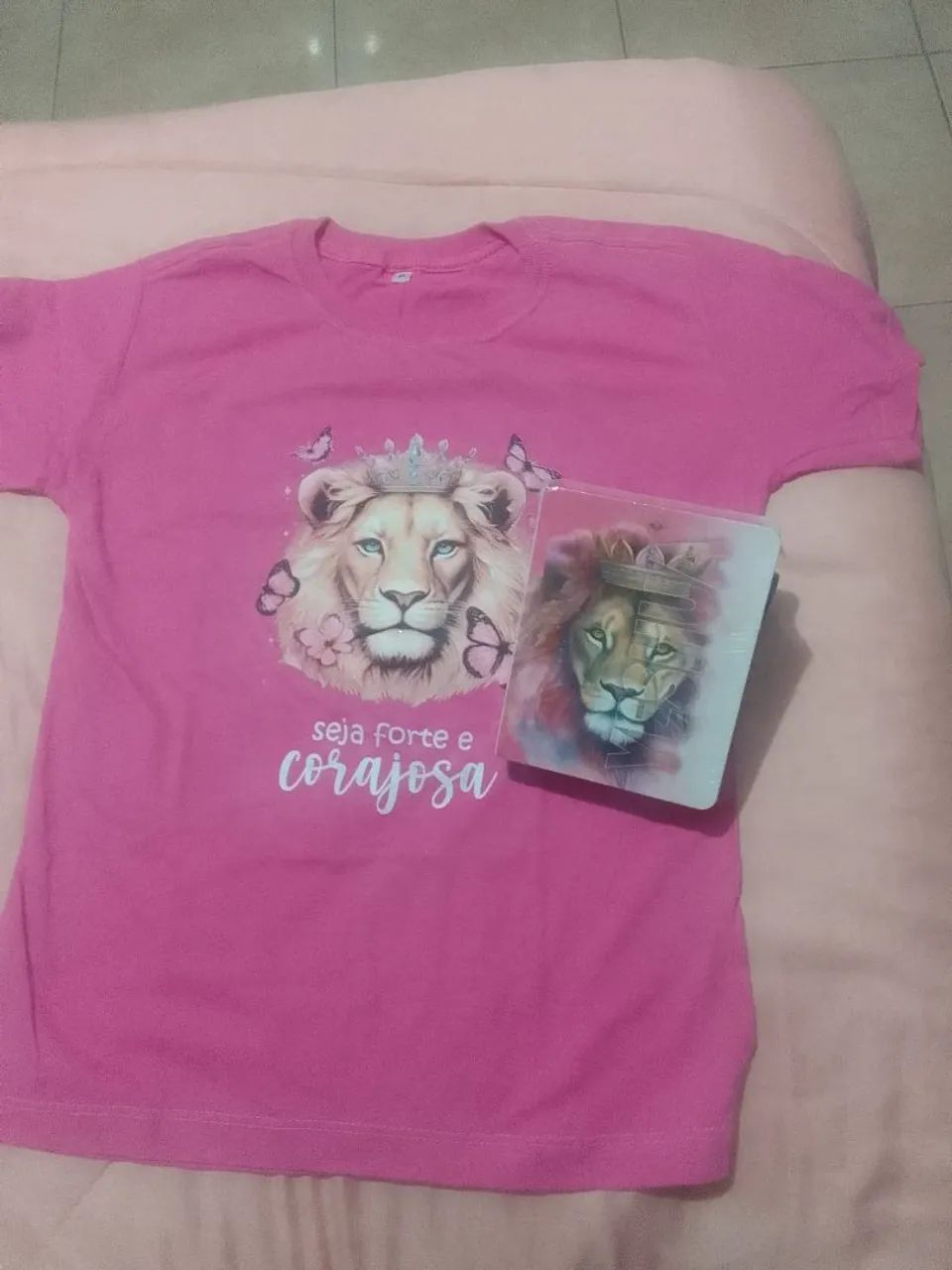 Camiseta feminina leão rosa