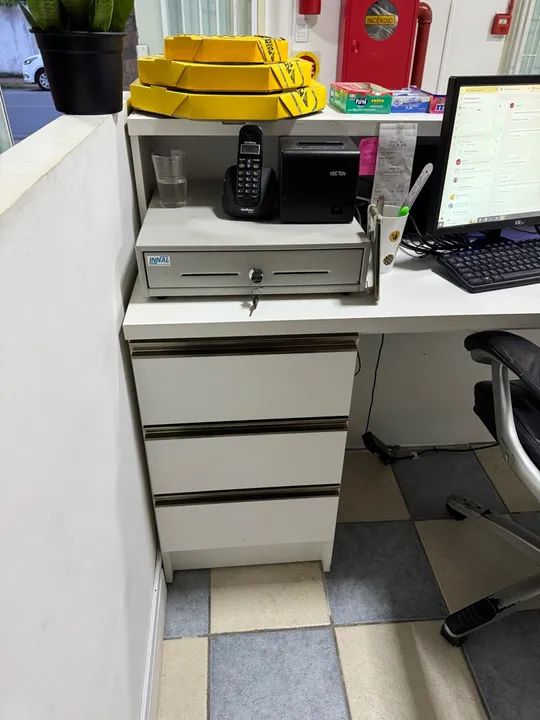 Balcão atendimento branco com Prateleiras - ótimo estado - Foto 4