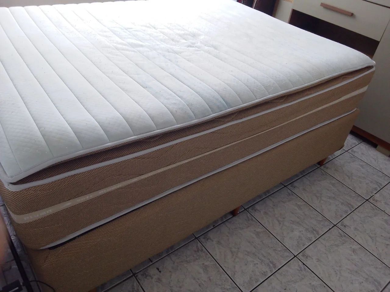Cama box , com molas ensacadas individual 