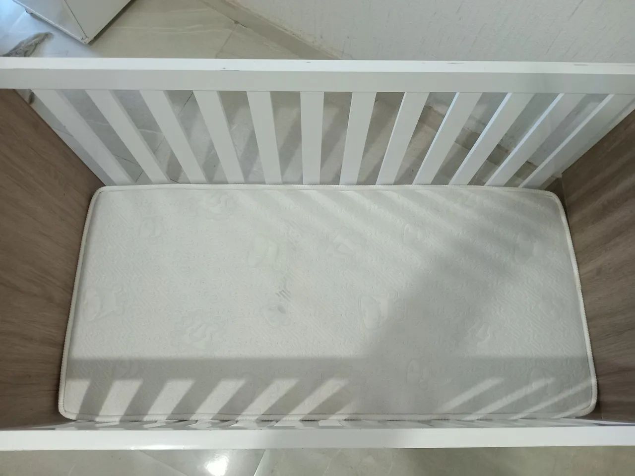 Berço com mosqueteiro, colchão ortobom, babá eletrônica com trocador e mobile de brinde - Foto 3