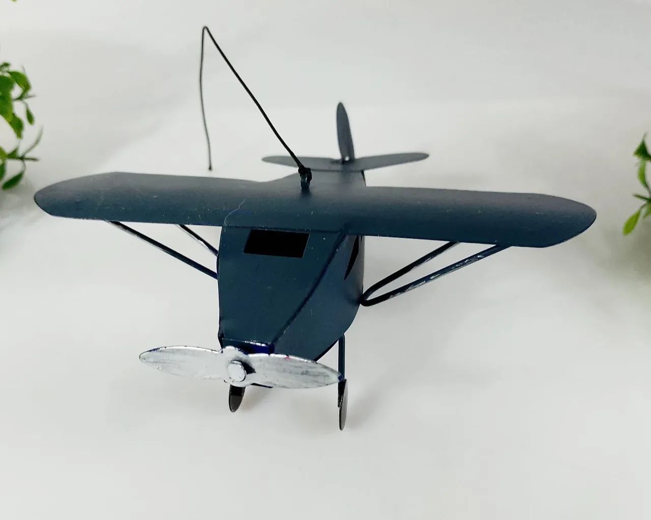 Miniatura Antiga de Avião em lata. - Foto 5