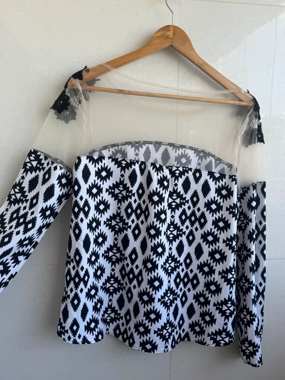 Blusa feminina estampa geométrica e transparencia  - Foto 5