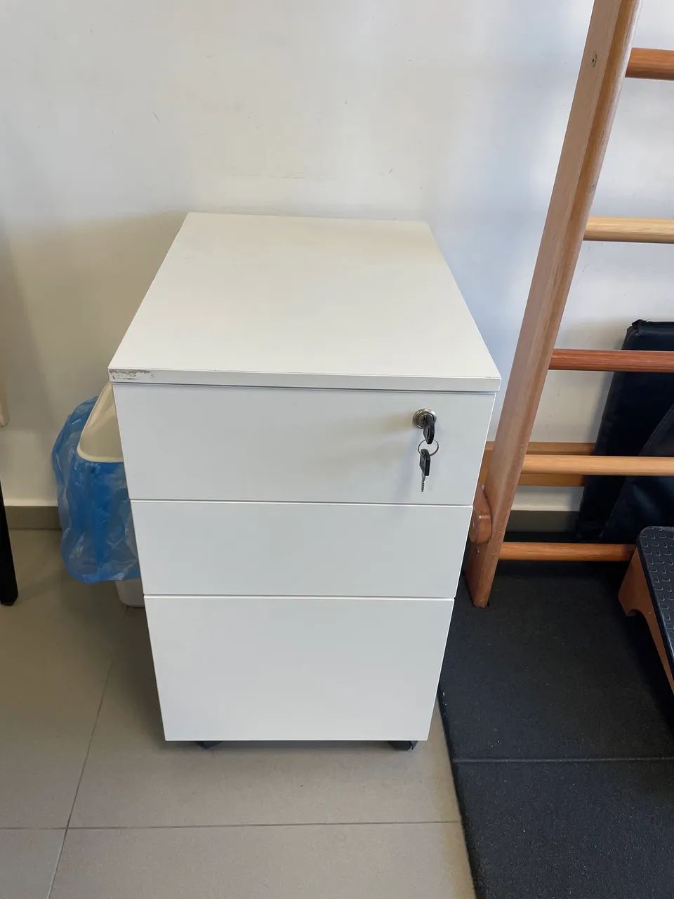 Vendo 2 gaveteiros de escritório, um branco e um preto. - Foto 2