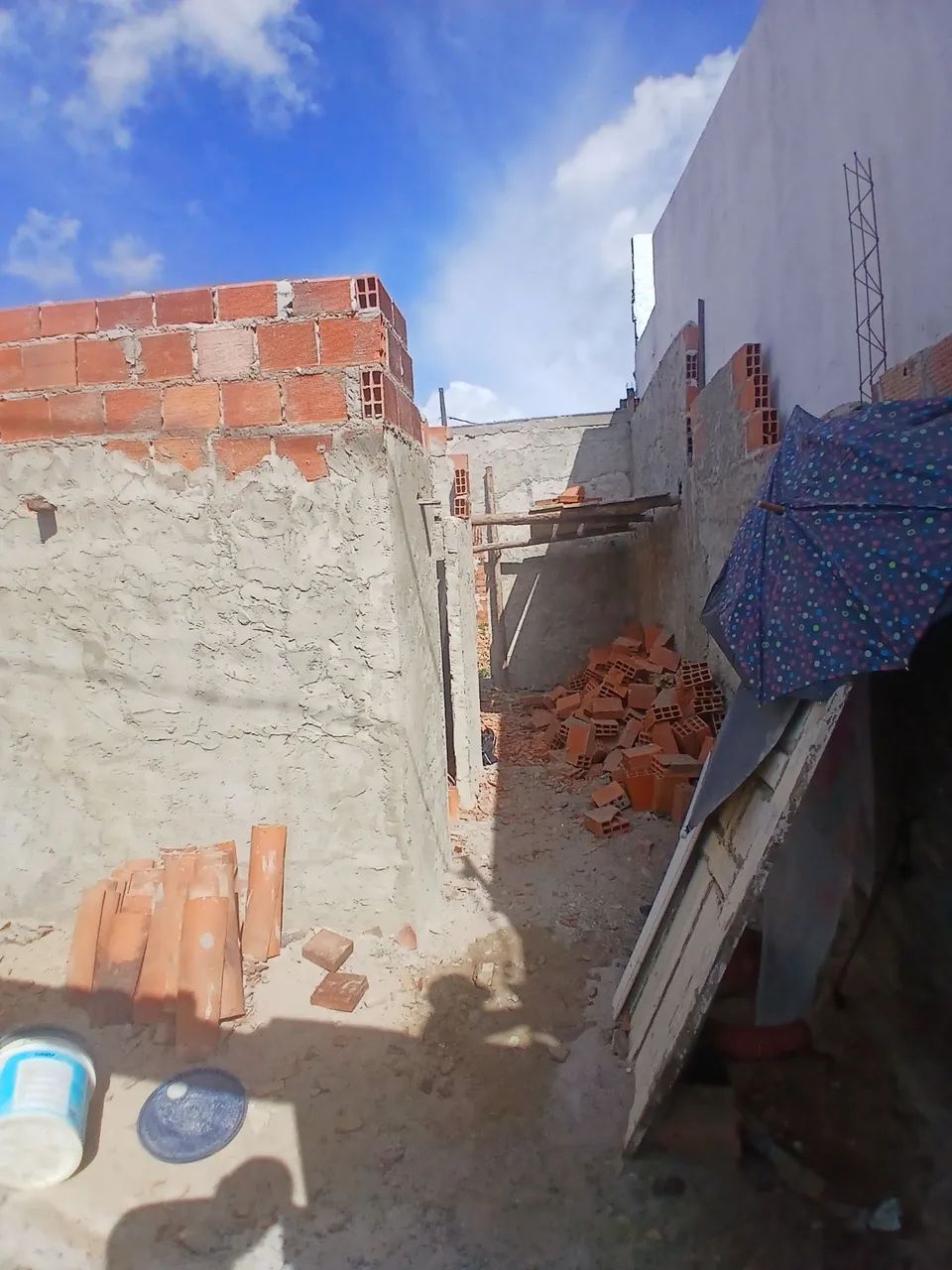 vendo terreno com inicio de uma casa valor 30 mil - Foto 2