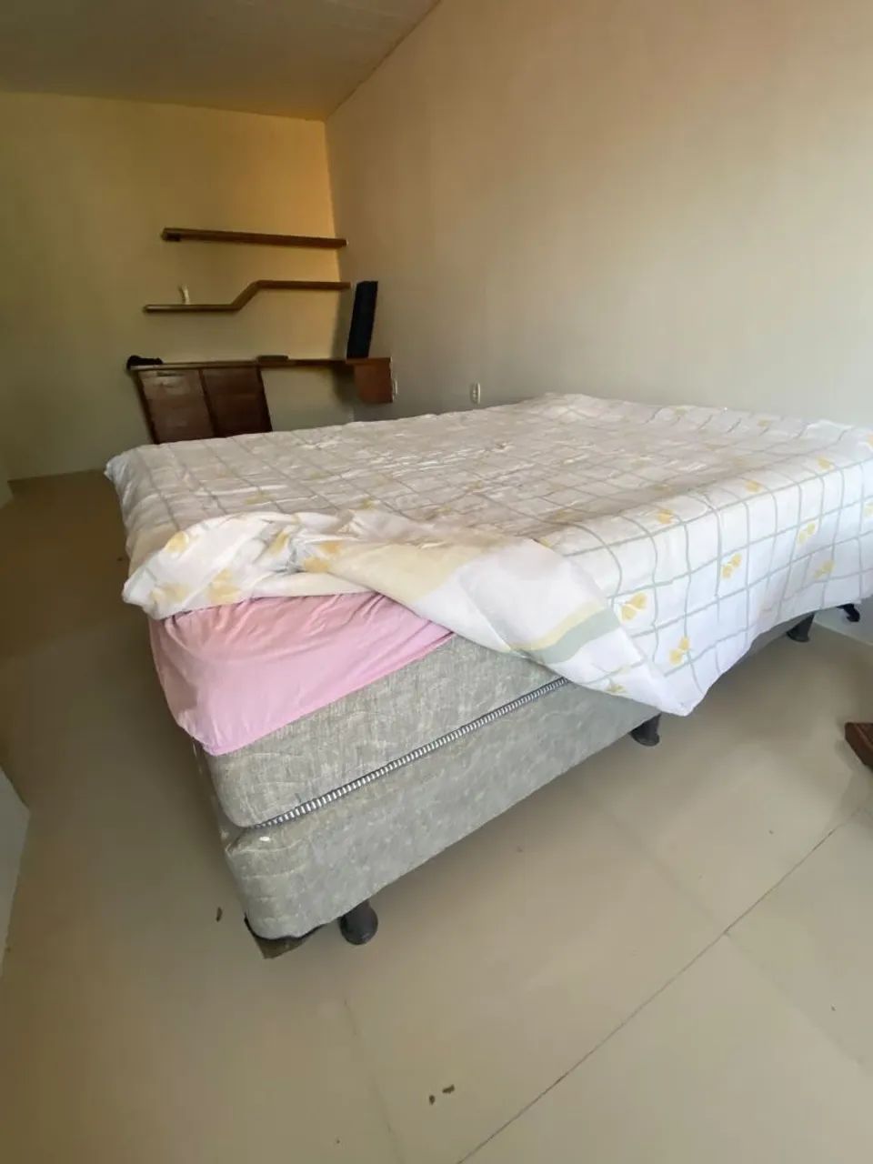 Cama, cabeceira e quadrinhos decorativos ! - Foto 4