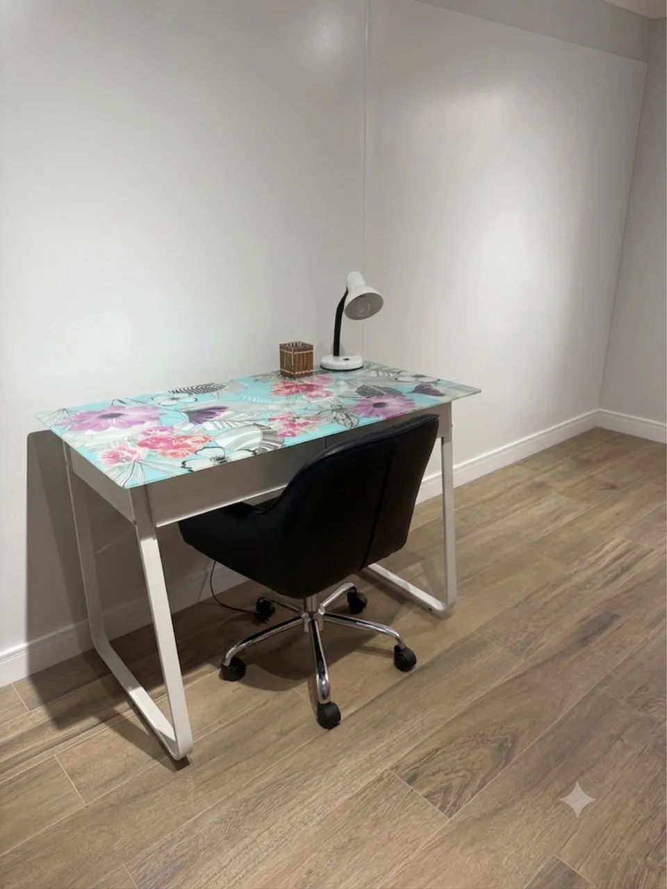 Mesa tampo de vidro com duas gavetas 