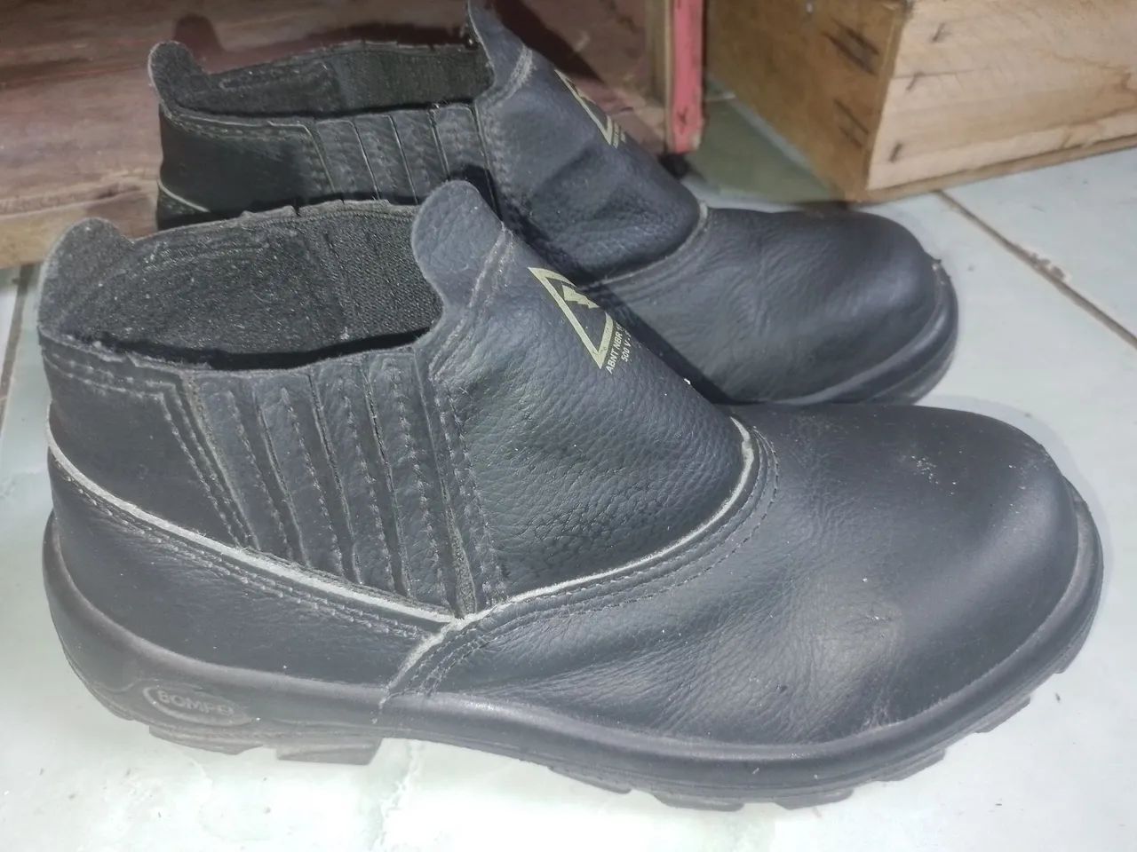 Vende se Bota Unissex N : 39  - Foto 2